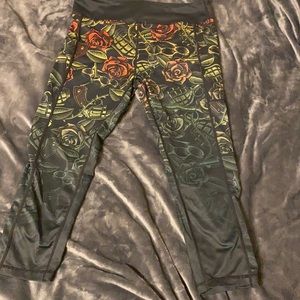 CVG Guns and Roses capris with pockets sz L